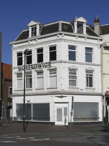 908591 Gezicht op het winkelhoekpand Voorstraat 2 te Utrecht, met links de Loeff Berchmakerstraat.N.B. bouwjaar: ?? ...